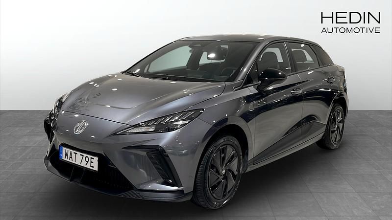 Grå (grey) Begagnad 2023 MG MG4 EV Halvkombi | 254 900 kr (Marknadspris) - Bild 1/4