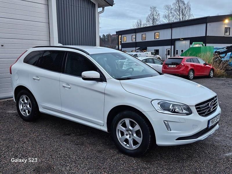 Vit Begagnad 2017 Volvo XC60 Momentum SUV | 179 000 kr (Bra pris) - Bild 1/4