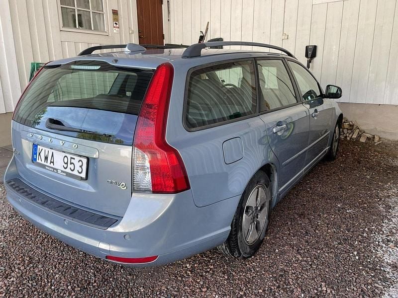 Blå Begagnad 2011 Volvo V50 Momentum Kombi | 28 000 kr (Bra pris) - Bild 1/4