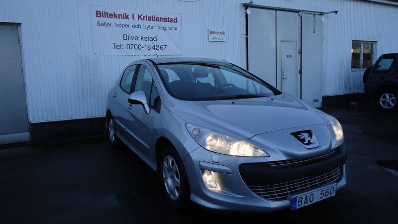 Ljusgrå (grå) Begagnad 2008 Peugeot 308 Halvkombi | 42 500 kr (Marknadspris) - Bild 1/4