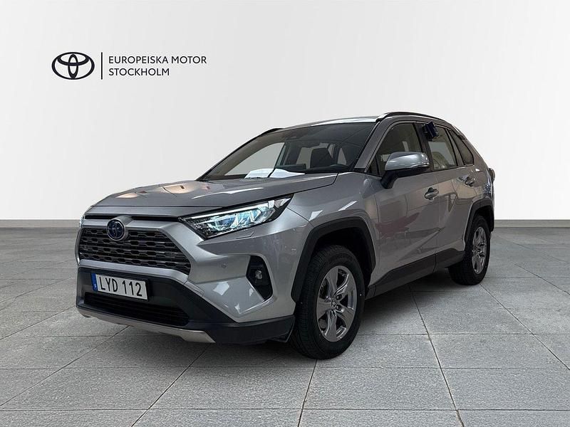Silver (silvermetallic) Begagnad 2023 Toyota RAV4 Hybrid Active SUV | 414 900 kr (Marknadspris) - Bild 1/4