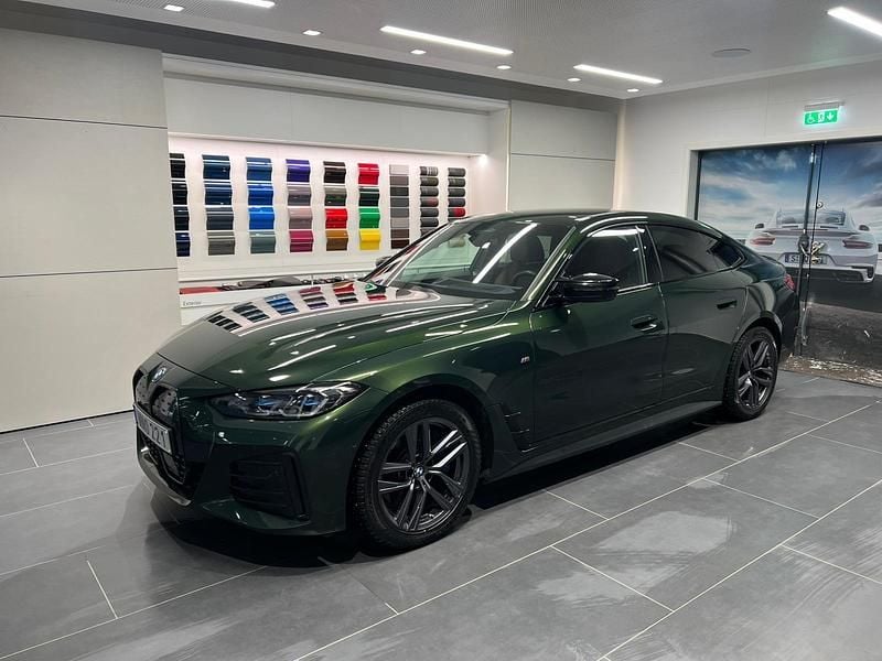 Grön Begagnad 2022 BMW i4 M Sport Sedan | 489 000 kr (Marknadspris) - Bild 1/4