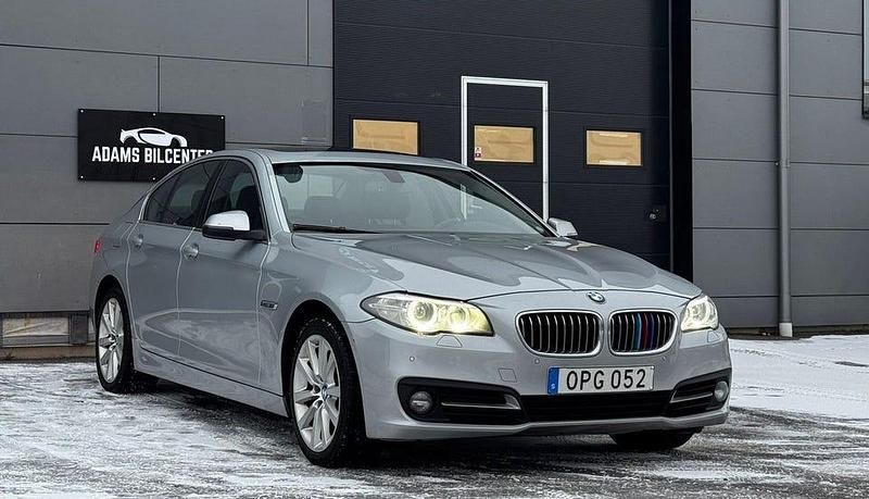 Silver Begagnad 2014 BMW 530 Sedan | 124 900 kr (Marknadspris) - Bild 1/4