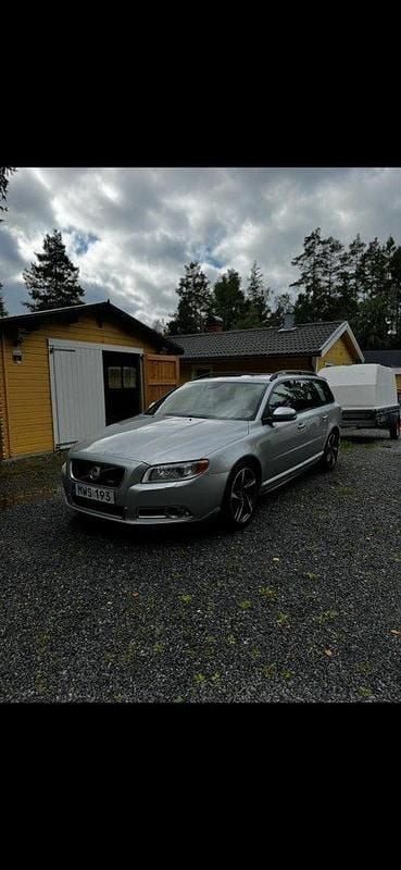 Grå Begagnad 2013 Volvo V70 R-Design Kombi | 70 000 kr (Superpris) - Bild 1/3