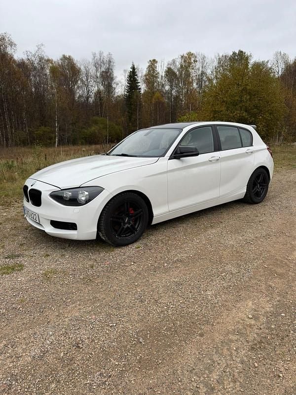 Begagnad 2013 BMW 116 Halvkombi | 69 900 kr (Dyr) - Bild 1/2