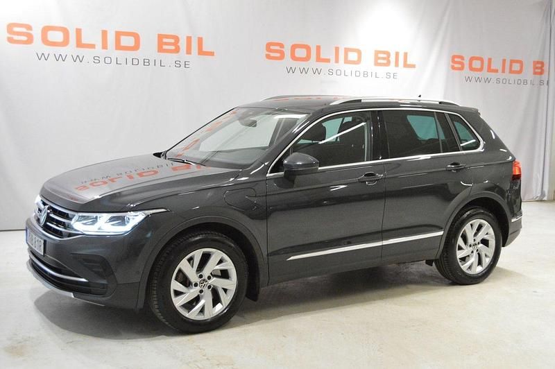 Grå Begagnad 2022 VW Tiguan Elegance SUV | 294 800 kr (Superpris) - Bild 1/4