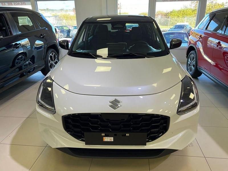 Ny Suzuki Swift 83 HK (61 kW) 2025 Vit med mörkt tak Halvkombi