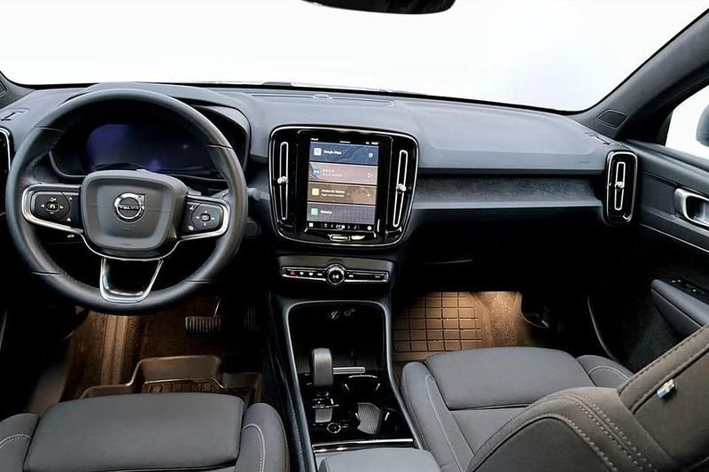 Begagnad Volvo C40 Core 172 kW (234 HK) 2023 Blå SUV