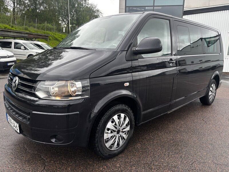 Svart Begagnad 2013 VW Caravelle Comfortline Minibuss | 113 000 kr (Bra pris) - Bild 1/4