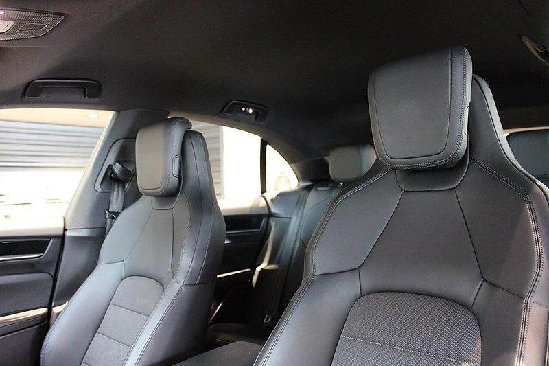 Begagnad Porsche Macan 330 kW (449 HK) 2024 Svart SUV