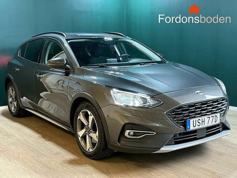 Grå Begagnad 2019 Ford Focus Active Halvkombi | 178 900 kr (Marknadspris) - Bild 1/4
