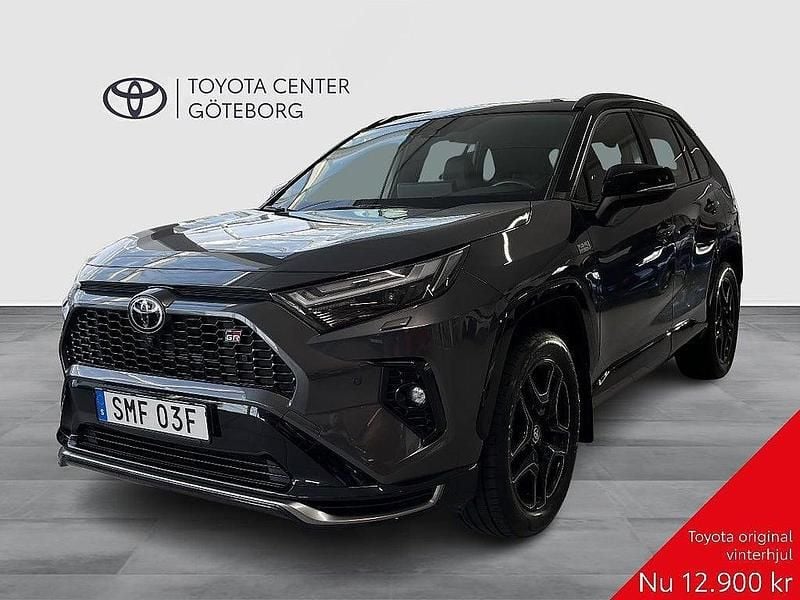 Grå Begagnad 2023 Toyota RAV4 Hybrid Sport SUV | 559 900 kr (Lite dyr) - Bild 1/4