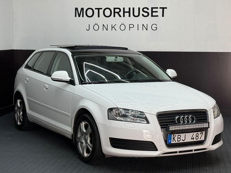 Vit Begagnad 2010 Audi A3 Sportback Halvkombi | 59 800 kr (Marknadspris) - Bild 1/4