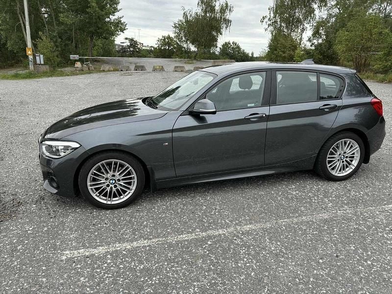 Grå Begagnad 2017 BMW 118 M Sport Halvkombi | 169 000 kr (Marknadspris) - Bild 1/4