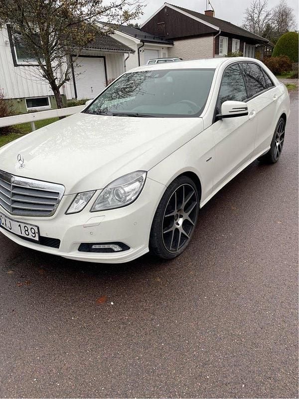 Vit Begagnad 2010 Mercedes E220 Classic Sedan | 89 000 kr (Superpris) - Bild 1/4