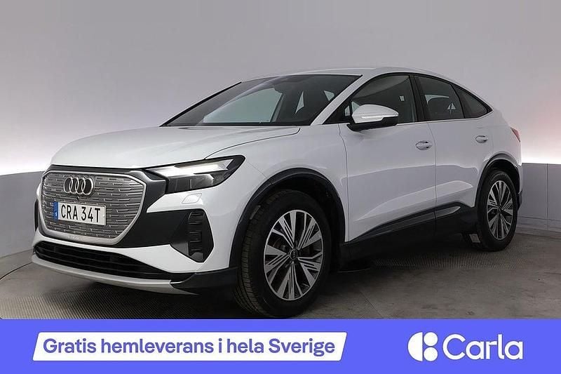 Vit Begagnad 2023 Audi Q4 Sportback e-tron Sport SUV | 387 990 kr (Marknadspris) - Bild 1/4