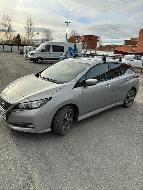 Grå Begagnad 2021 Nissan Leaf Tekna Halvkombi | 199 000 kr (Marknadspris) - Bild 1/4