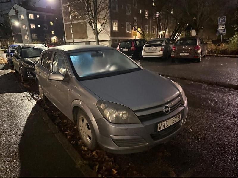 Grå Begagnad 2005 Opel Astra Halvkombi | 9 000 kr (Lite dyr) - Bild 1/4