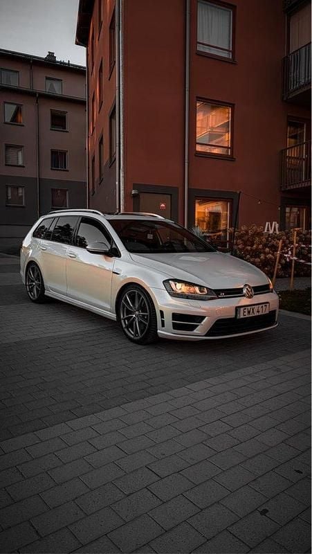 Vit Begagnad 2015 VW Golf VII R Kombi | 195 000 kr (Marknadspris) - Bild 1/4