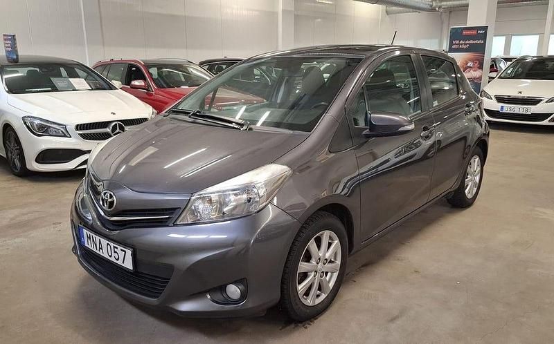 Mörkgrå (grå) Begagnad 2012 Toyota Yaris Active Halvkombi | 69 999 kr (Marknadspris) - Bild 1/4