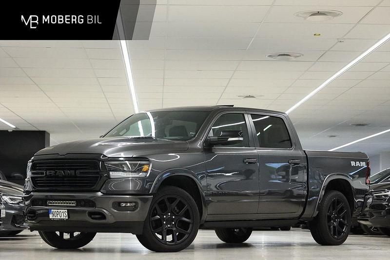 Grå Begagnad 2021 Dodge Ram Pickup | 639 900 kr (Marknadspris) - Bild 1/3