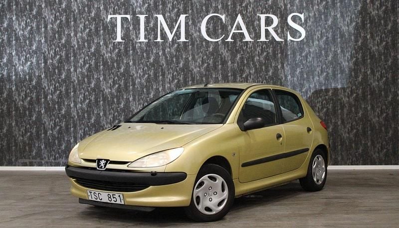 Ljusgul Begagnad 2002 Peugeot 206 Halvkombi | 9 999 kr (Superpris) - Bild 1/4