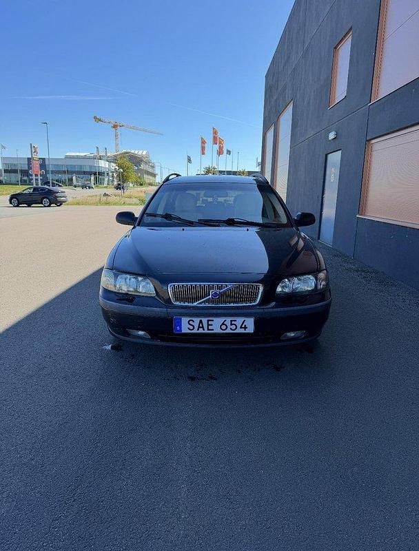 Svart Begagnad 2003 Volvo V70 Kombi | 27 500 kr (Marknadspris) - Bild 1/4