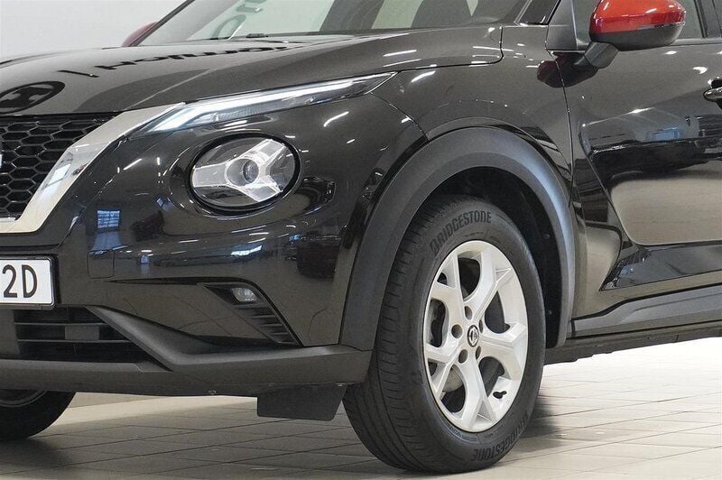 Begagnad Nissan Juke N-Connecta 117 HK (86 kW) 2021 Black & sunset red roof SUV