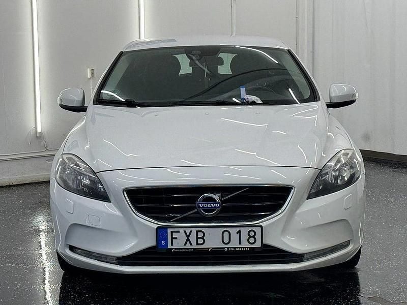Begagnad Volvo V40 Kinetic 116 HK (85 kW) 2013 Vit Halvkombi