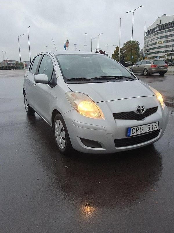 Silver Begagnad 2009 Toyota Yaris Halvkombi | 32 000 kr (Lite dyr) - Bild 1/4