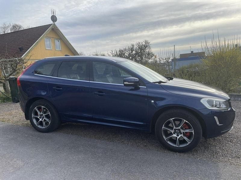 Blå Begagnad 2015 Volvo XC60 Ocean Race SUV | 190 000 kr (Lite dyr) - Bild 1/4