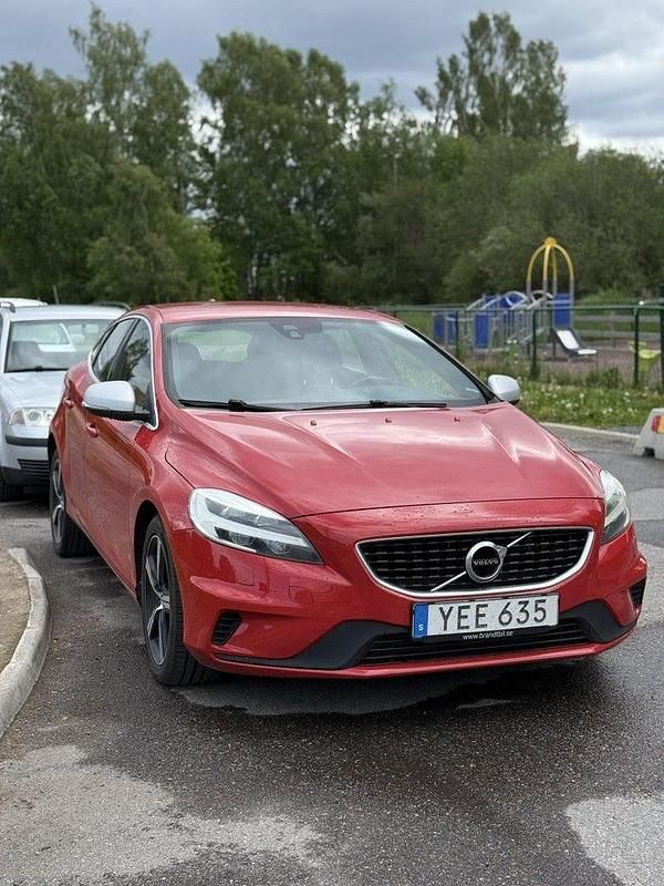 Röd Begagnad 2017 Volvo V40 R-Design Kombi | 105 000 kr (Superpris) - Bild 1/4