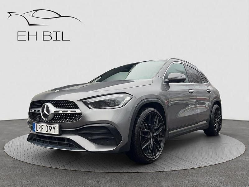 Grå Begagnad 2021 Mercedes GLA200 AMG SUV | 329 900 kr (Marknadspris) - Bild 1/4