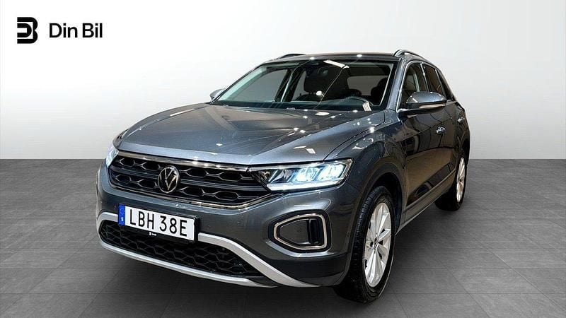 Grå Begagnad 2024 VW T-Roc Life SUV | 329 900 kr (Dyr) - Bild 1/4