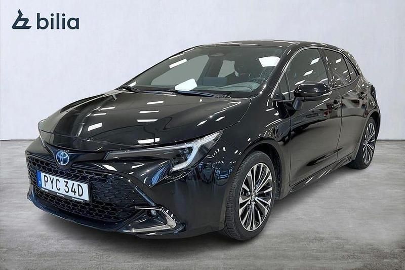 Svart Begagnad 2024 Toyota Corolla Hybrid Style Halvkombi | 287 500 kr (Marknadspris) - Bild 1/3