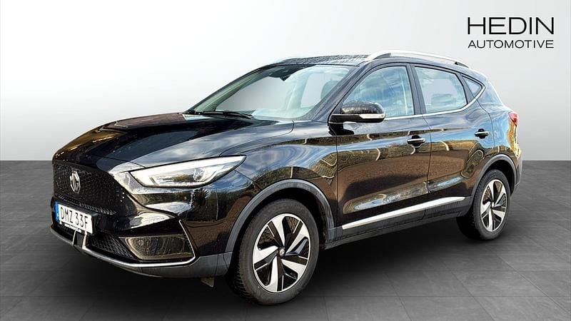 Svart (black) Begagnad 2022 MG ZS Comfort Sedan | 249 900 kr (Marknadspris) - Bild 1/4