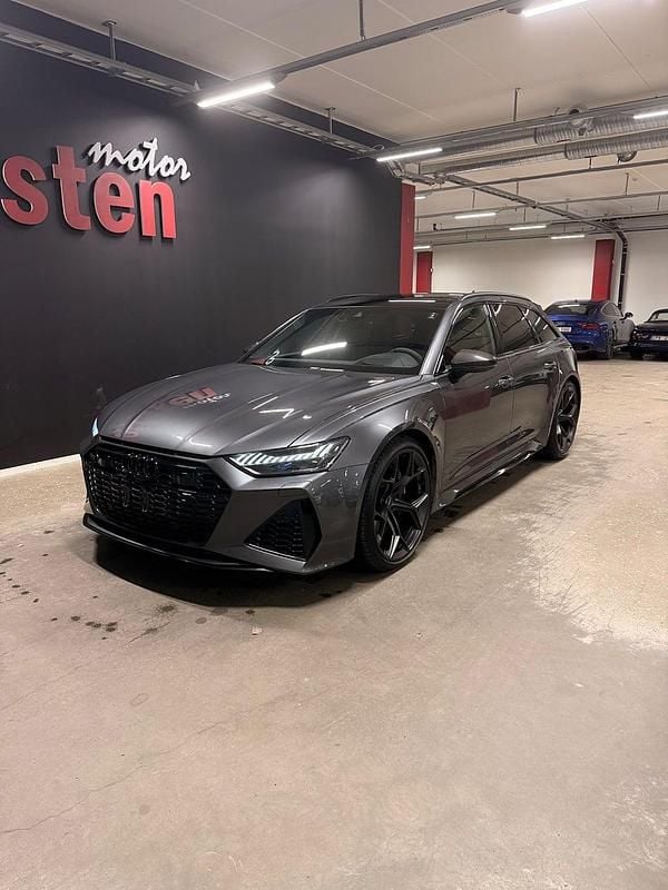 Grå Begagnad 2023 Audi RS6 Performance Kombi | 1 199 000 kr (Superpris) - Bild 1/4