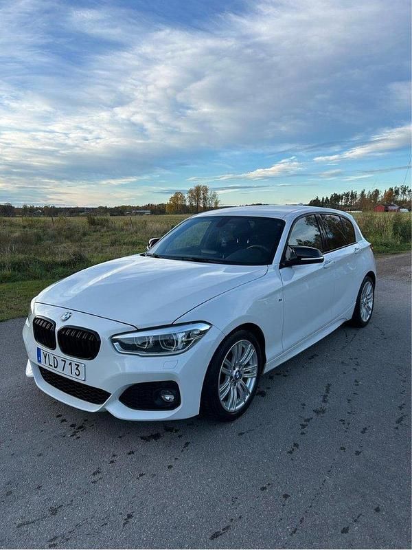Vit Begagnad 2017 BMW 118 M Sport Halvkombi | 129 000 kr (Marknadspris) - Bild 1/4