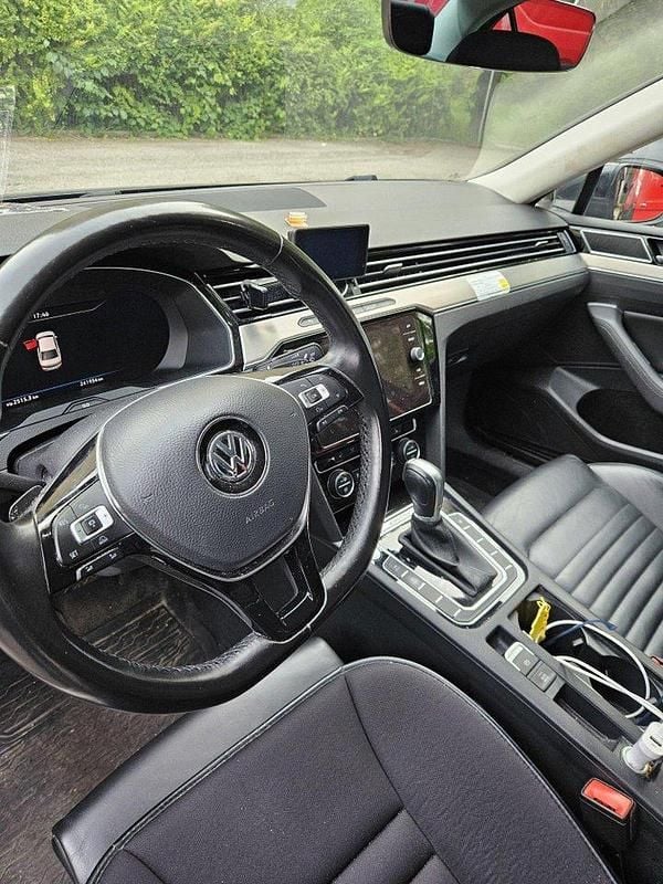 Grå Begagnad 2018 VW Passat Sedan | 129 000 kr (Marknadspris) - Bild 1/4