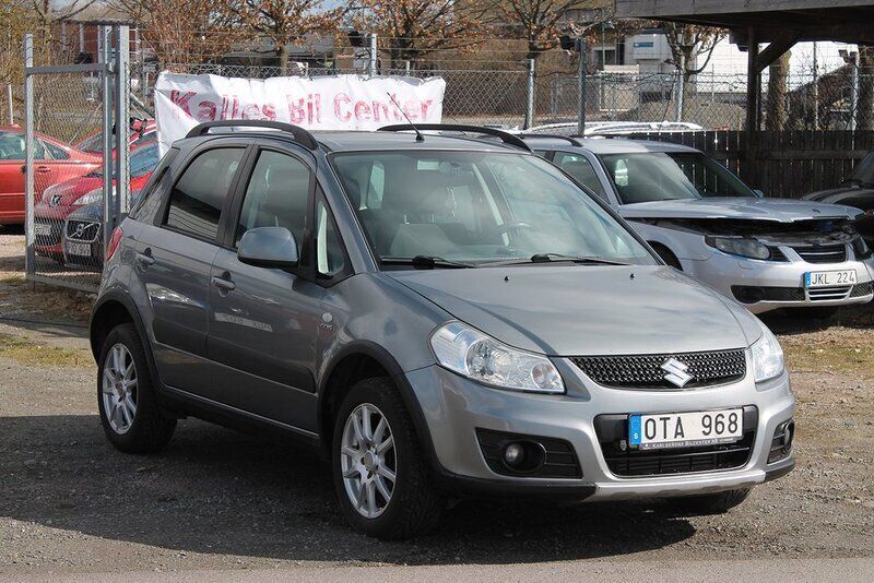 Grå Begagnad 2012 Suzuki SX4 Halvkombi | 48 000 kr (Marknadspris) - Bild 1/4