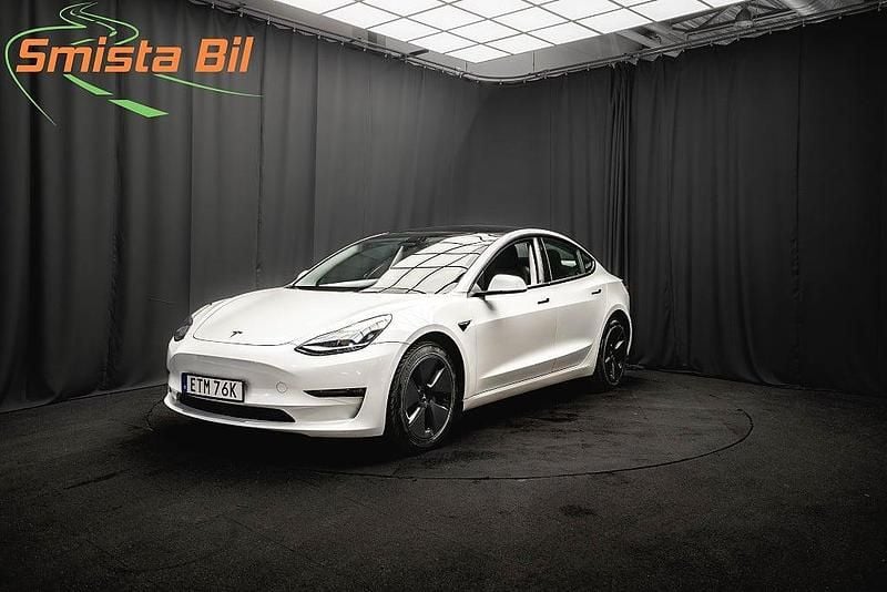 Vit Begagnad 2021 Tesla Model 3 Long Range AWD Sedan | 299 700 kr (Marknadspris) - Bild 1/3