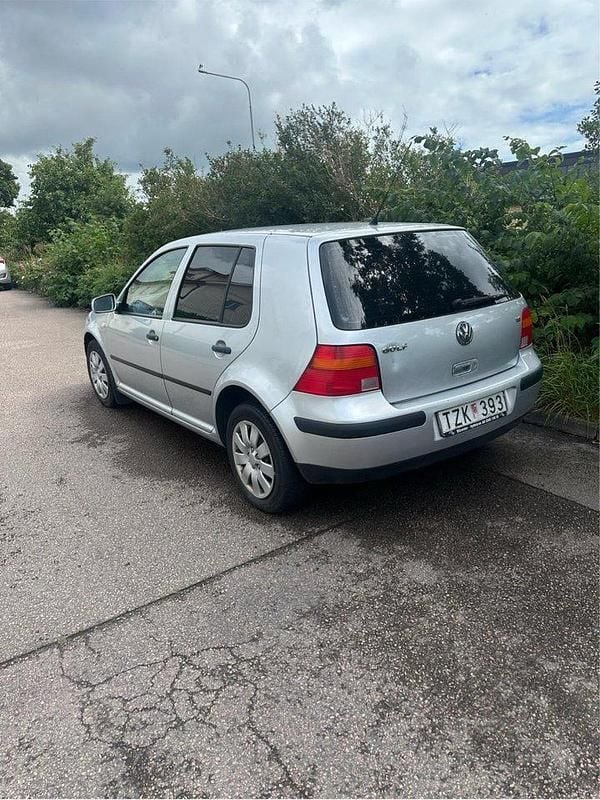Silver Begagnad 2003 VW Golf IV Trendline Halvkombi | 15 000 kr (Marknadspris) - Bild 1/4