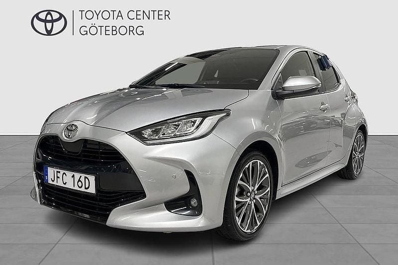 Silver Begagnad 2024 Toyota Yaris Hybrid Style Halvkombi | 269 900 kr - Bild 1/4