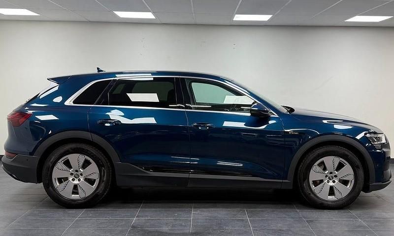 Begagnad Audi e-tron 230 kW (313 HK) 2020 Blå SUV