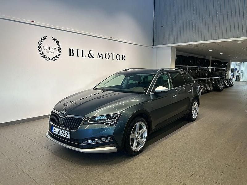 Grå Begagnad 2019 Skoda Superb Kombi | 359 900 kr (Dyr) - Bild 1/4