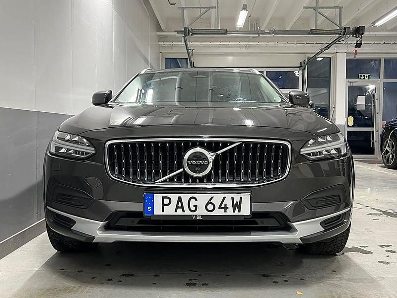 Begagnad Volvo V90 CC Momentum 197 HK (144 kW) 2021 Grå Kombi