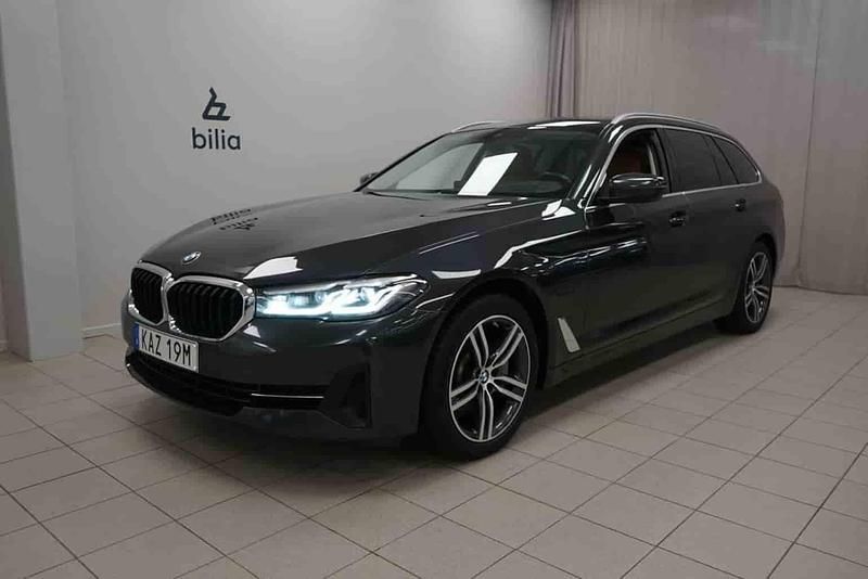 Grå Begagnad 2021 BMW 530e Kombi | 299 900 kr (Superpris) - Bild 1/1
