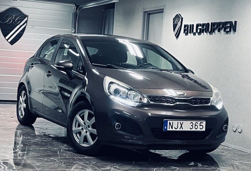 Brun Begagnad 2013 Kia Rio 2 Halvkombi | 69 900 kr (Marknadspris) - Bild 1/4
