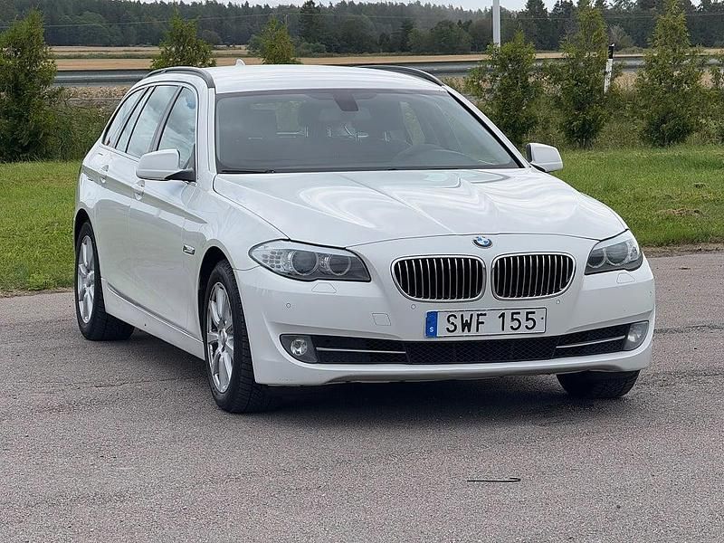 Vit Begagnad 2013 BMW 520 Kombi | 79 900 kr (Superpris) - Bild 1/4