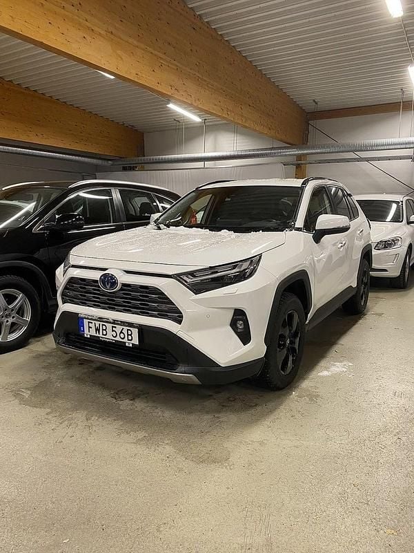 Vit Begagnad 2022 Toyota RAV4 Hybrid SUV | 389 900 kr (Bra pris) - Bild 1/1